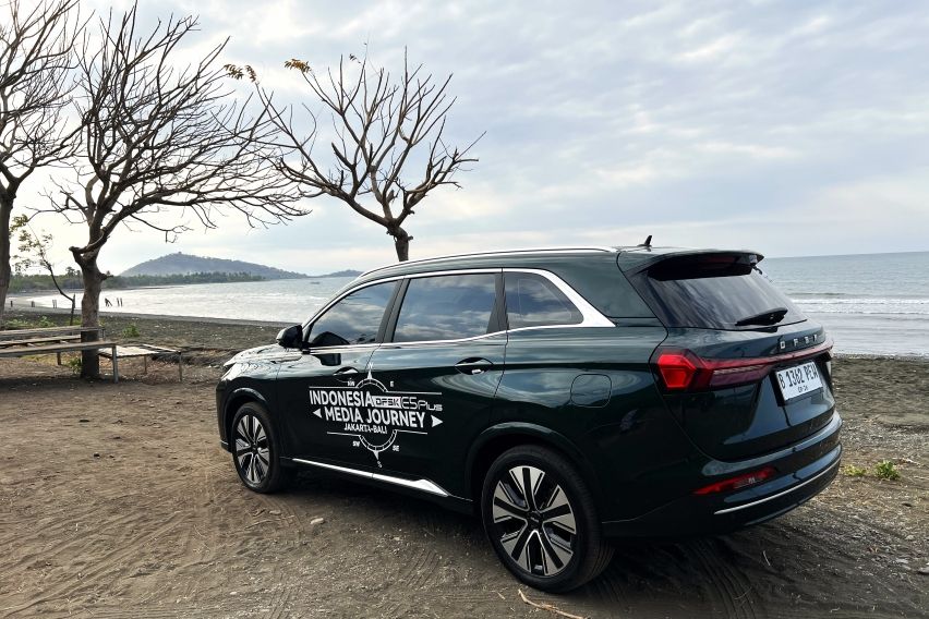 DFSK E5 Plus Jakarta Bali samping pantai