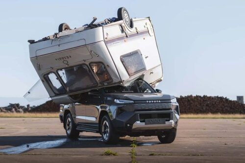 Toyota Mengulang Aksi Legendaris Top Gear dengan Menjatuhkan Karavan ke Hilux EV 