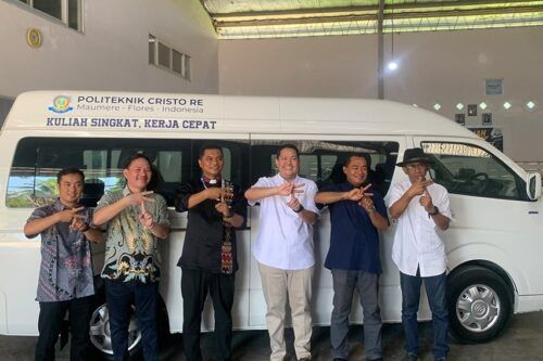 Indomobil Foton Serahkan Foton E-View ke Politeknik Cristo Re, Jadi Media Belajar Mobil Listrik