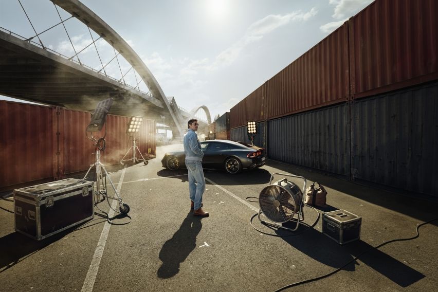 Brad Pitt Jadi Bintang Mercedes-AMG GT 4-Door Coup&eacute;