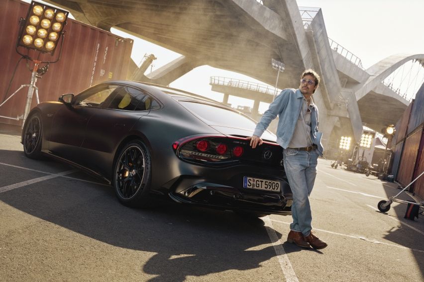 Brad Pitt Jadi Bintang Mercedes-AMG GT 4-Door Coupé, Tampil di Kampanye Too Hard to Resist