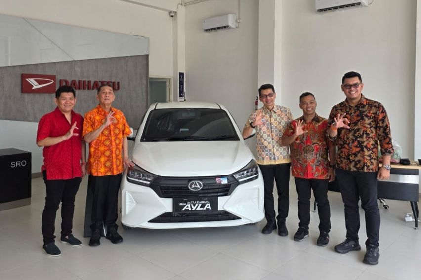 Perwakilan Manajemen Daihatsu Saat Peresmian Kharisma Sentosa Daihatsu di Jember, Jawa Timur