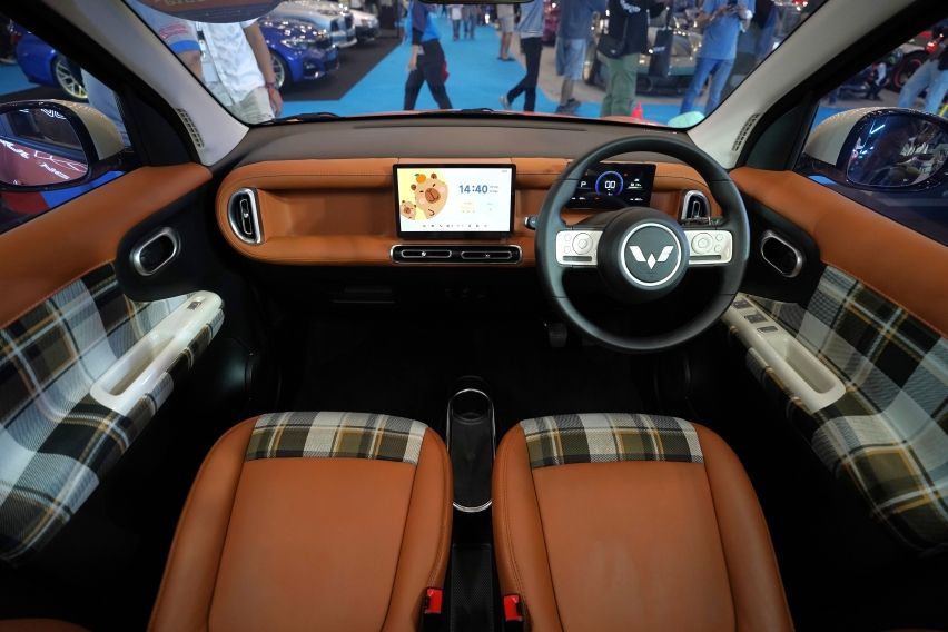 Pada bagian interior, Wuling Aira ev mendapatkan sentuhan dari Agjok berbahan Levante dikombinasikan dengan kain tartan yang turut melengkapi keseluruhan konsep retro pada Aira ev