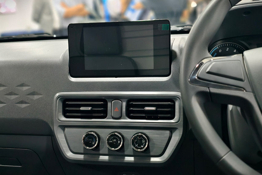 TQ Wuling Porta EV infotainment system view