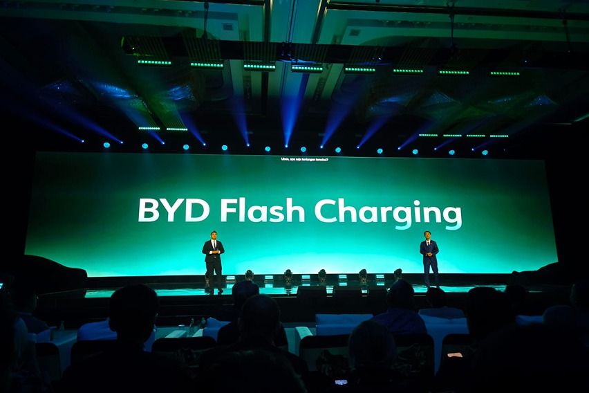 BYD Perkenalkan Blade Battery Generasi Kedua dan Flash Charging, Isi Daya Cuma 9 Menit!