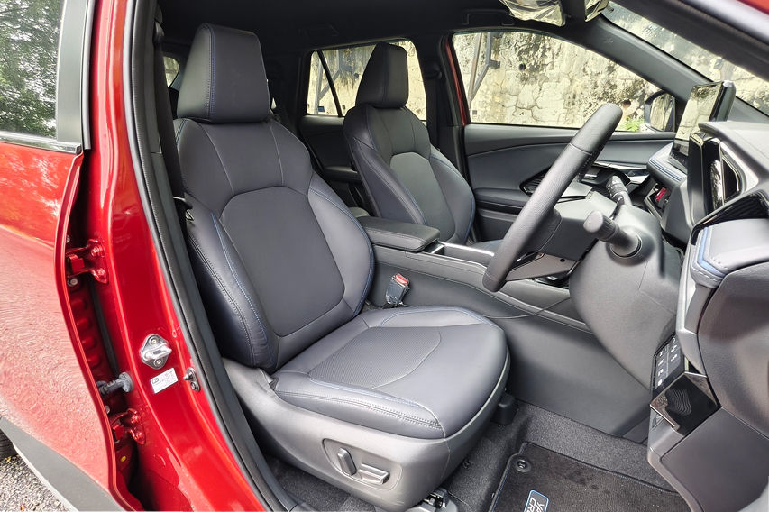 Toyota Yaris Cross HEV front seats view