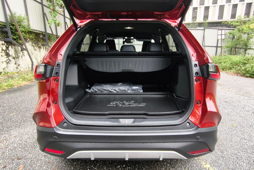 Toyota Yaris Cross HEV boot view
