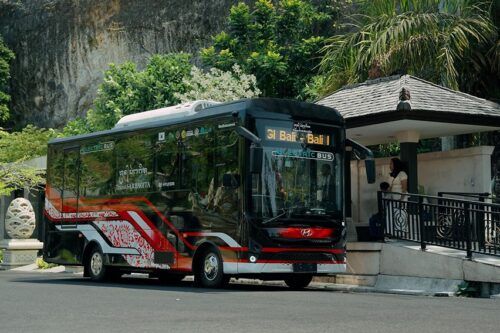 Hyundai Serahkan 11 Bus Listrik County EV untuk Transportasi Publik di Bali 